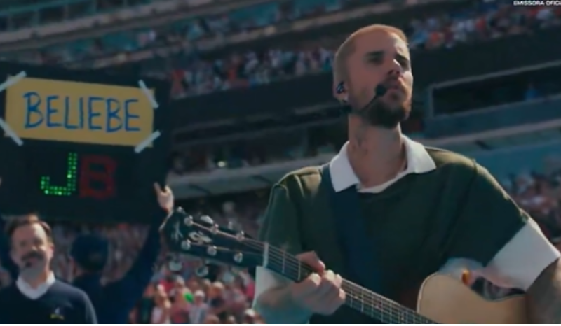 Justin Bieber emociona público com música gospel na final da Copa do Mundo
