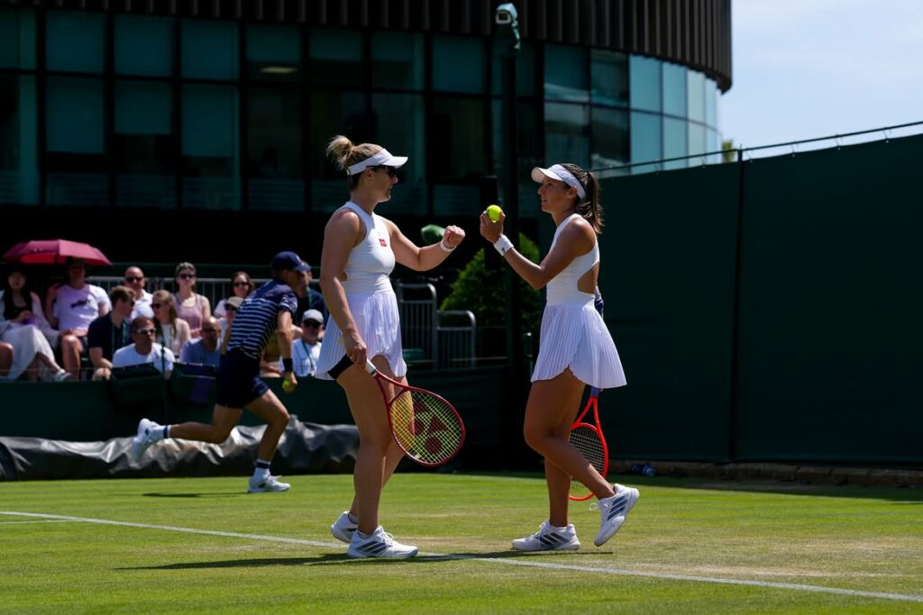 Luisa Stefani disputa vaga na final de duplas femininas em Wimbledon
