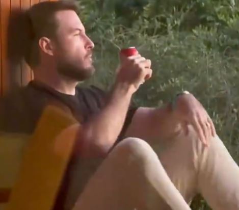 Thiago Nigro surpreende ao aparecer tomando refrigerante após polêmica