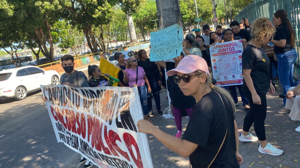Concursados da Semed protestam por convocação em frente à Prefeitura de Manaus