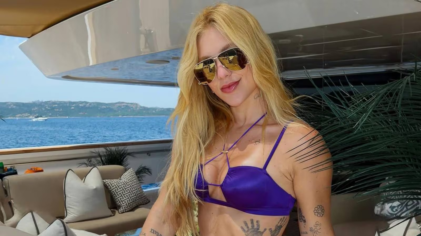 Virginia Fonseca brilha em biquíni francês durante férias na Sardenha