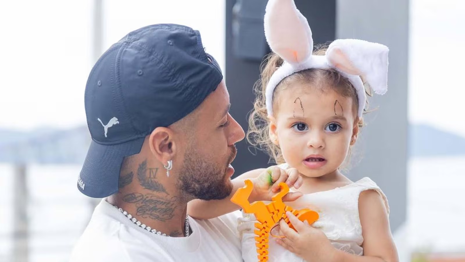 Neymar comemora aniversário da filha Helena em meio a polêmica