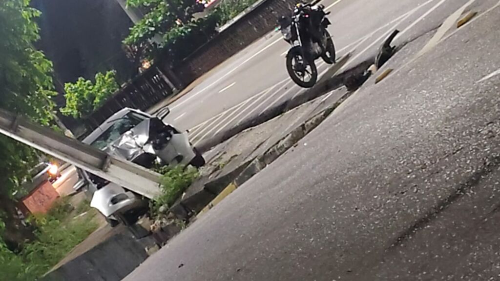 Motorista cochila ao volante e colide com poste na avenida Constantino Nery