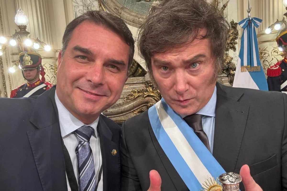 Javier Milei visitará Brasil para apoiar Flávio Bolsonaro em convenção