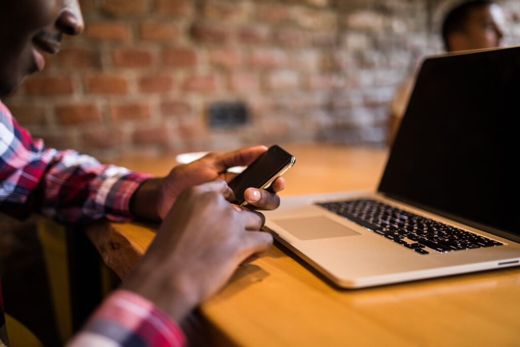 Brasil atinge 90% de usuários de internet pela primeira vez na história