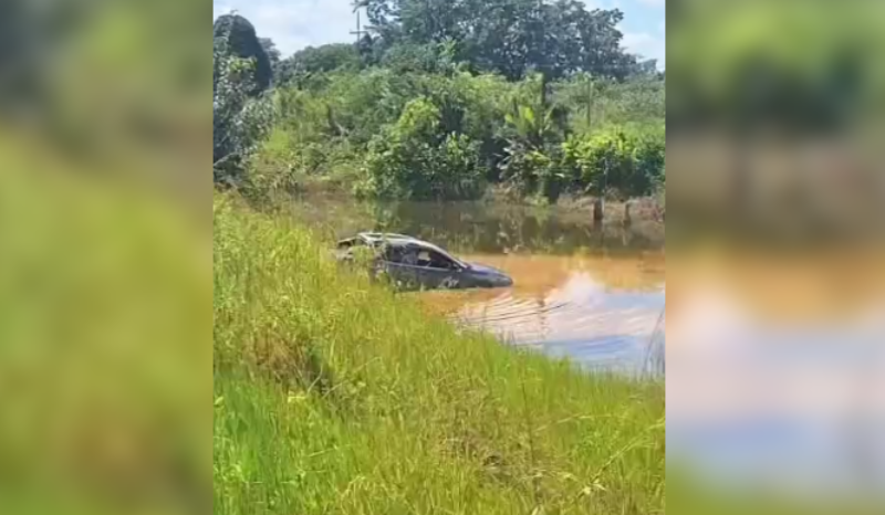 Médico escapa ileso após acidente com picape em rio no AM