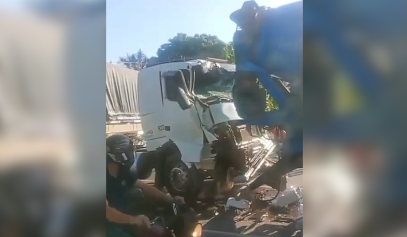 Caminhão sofre acidente grave e bloqueia trânsito no Tarumã, em Manaus