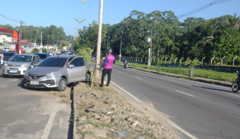 Acidente entre carro e duas motos causa lentidão na avenida Nathan Xavier