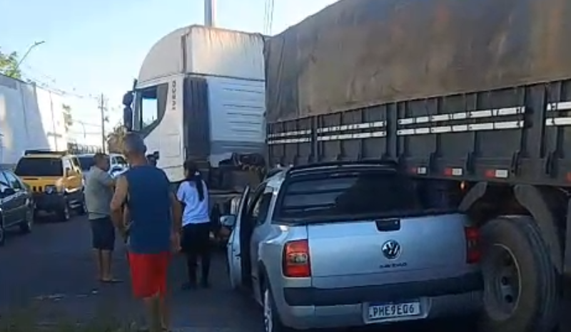Carro é prensado por caminhão em cruzamento da Autaz Mirim em Manaus