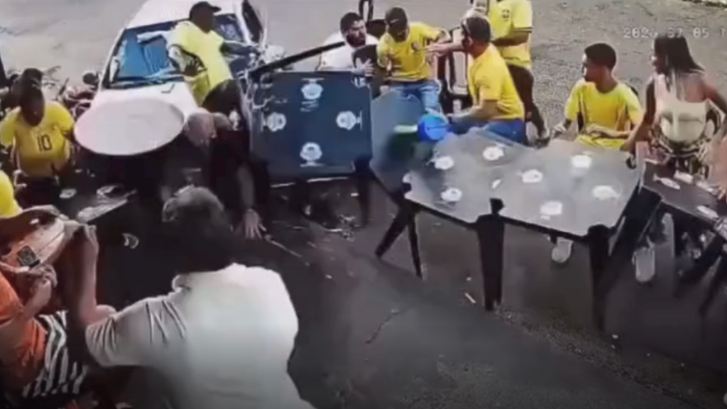 Carro dirigido por adolescente atropela torcedores em Minas Gerais durante jogo