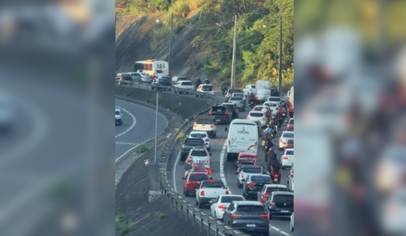 Acidente entre moto e ônibus de funcionários causa congestionamento em Manaus