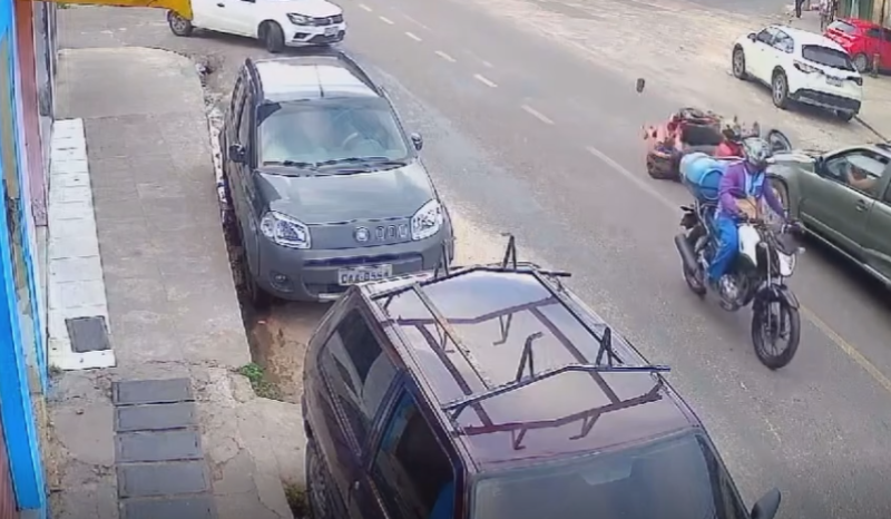 Motociclista fica preso debaixo de carro após colisão em Manaus
