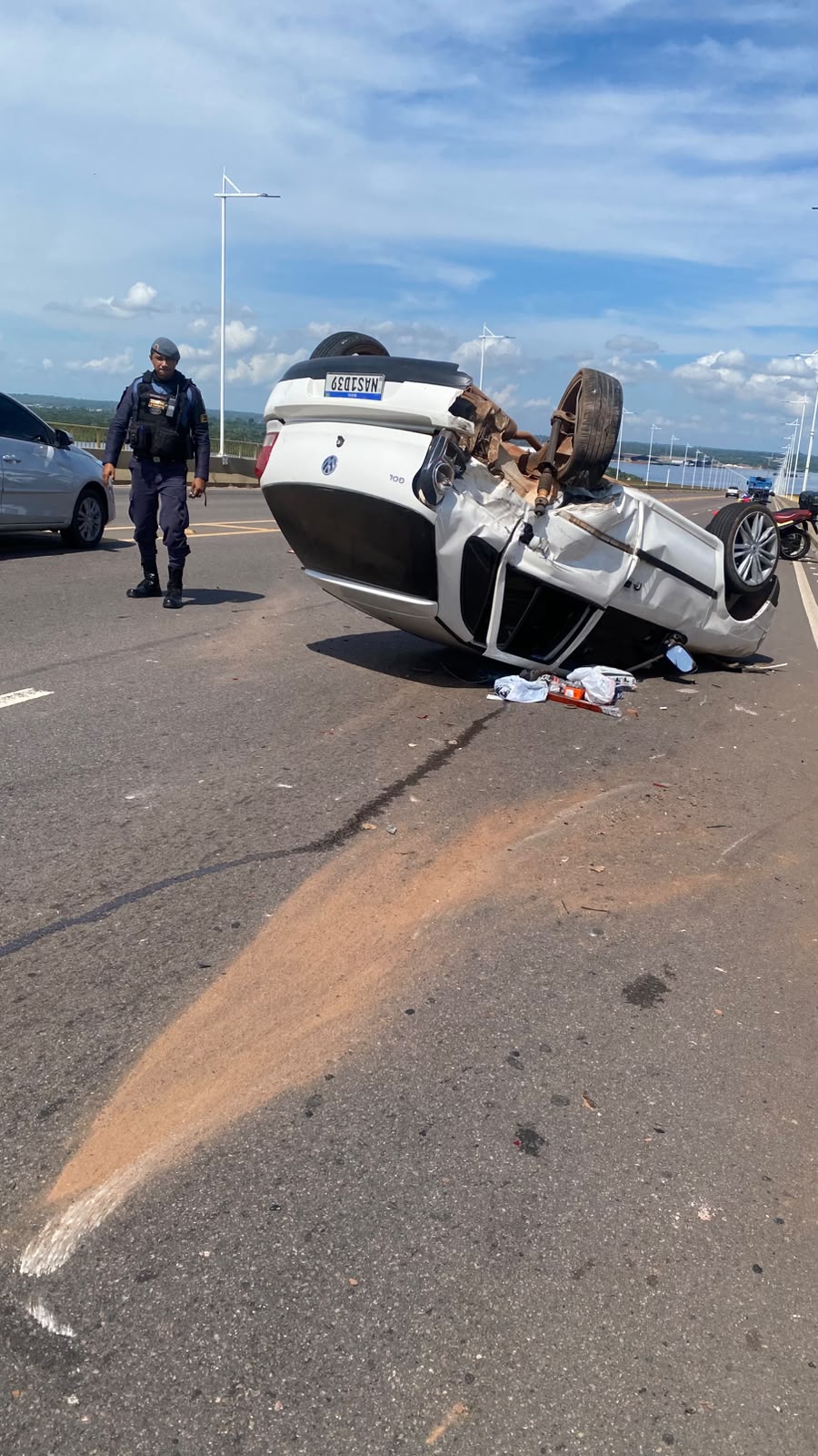 Acidente na Ponte do Rio Negro deixa carro capotado em Manaus