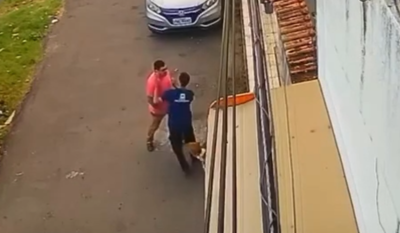 Homem identificado como Ângelo Carioca agride adolescente com TEA em Manaus