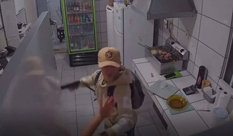 Funcionária de drive-in é agredida durante assalto em Curitiba; veja detalhes