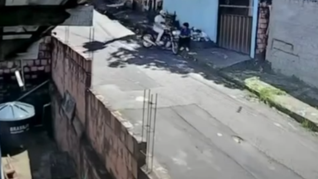 Motociclista assalta estudante e tenta invadir casa na zona leste de Manaus