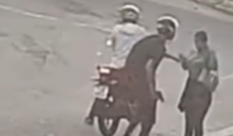 Mulher é assaltada por dupla em moto na comunidade Mundo Novo, em Manaus