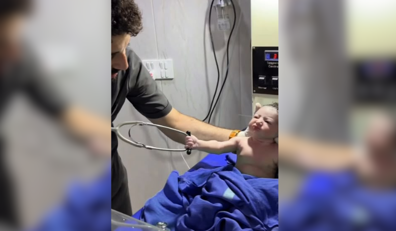 Bebê surpreende ao segurar estetoscópio logo após o nascimento
