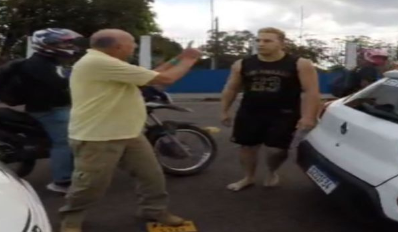 Colisão entre veículos provoca discussão na avenida Pedro Teixeira em Manaus