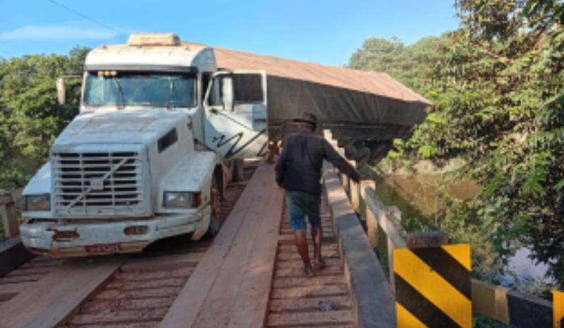 Caminhão perde força e interdita BR-319 na Ponte do Jutaí