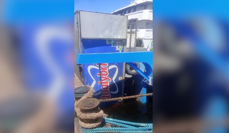 Caminhão sofre acidente ao embarcar em ferry boat no Porto de Manaus