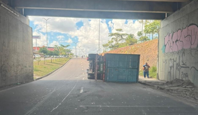 Acidente em Manaus: Carreta tomba e causa diversas quedas de motociclistas