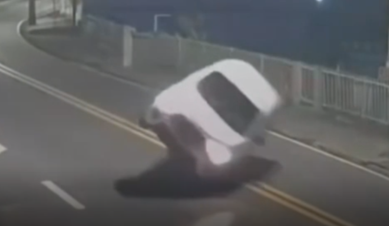 Carro capota e segue em movimento após acidente em Blumenau