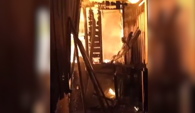 Incêndio destrói residência na Feira da Liberdade em Manacapuru