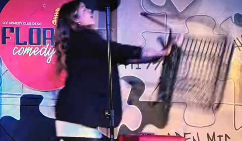 Comediante Fernanda Arantes é agredida com cadeira durante show em SC