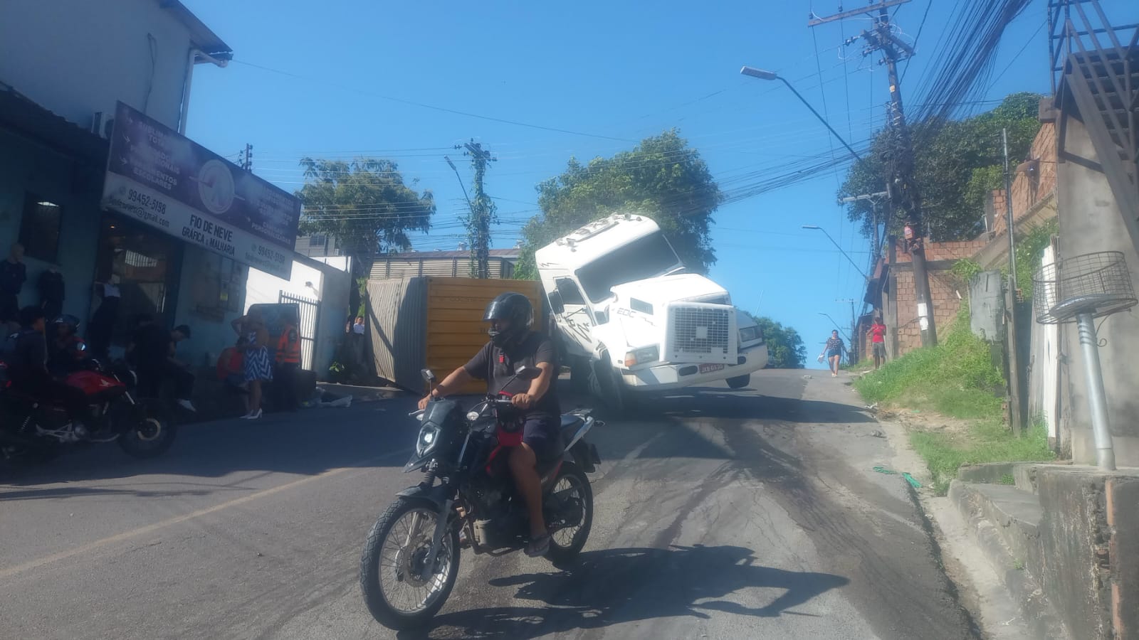 Acidente com carreta e contêiner causa lentidão na avenida Sumaúma
