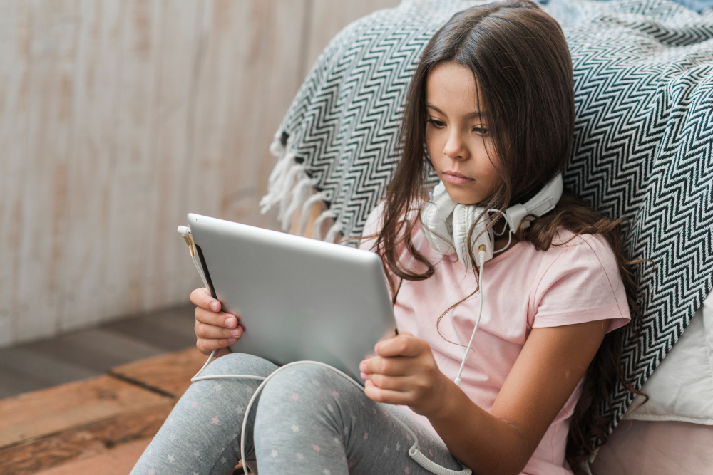 Cerca de 95% de crianças e adolescentes no Brasil acessam internet