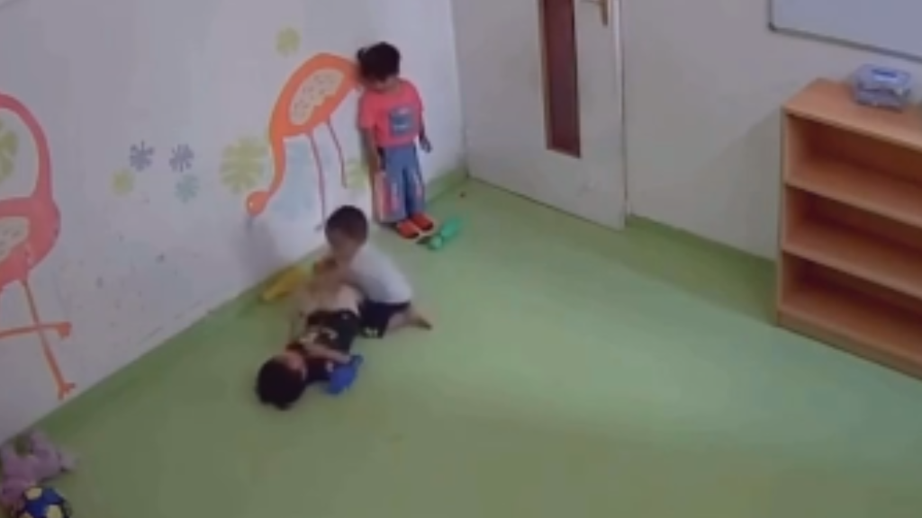 Câmeras registram agressão entre crianças em pré-escola na Índia
