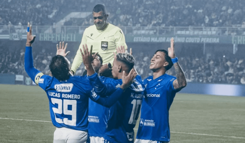 Cruzeiro vence Coritiba e sobe para sétima posição no Brasileirão