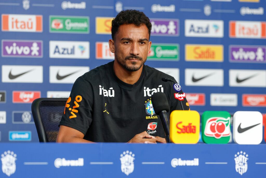 Avião da Seleção Brasileira retorna ao Brasil com apenas Danilo entre os jogadores