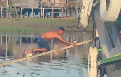 Homem engatinha após festa no interior do AM e vídeo faz sucesso na internet