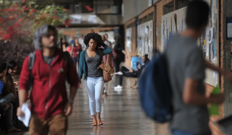 Mais da metade dos graduandos já trancou ou desistiu dos estudos por cuidados com filhos