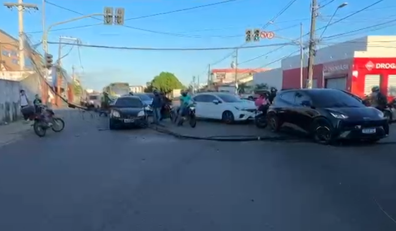 Fios caídos dificultam trânsito em cruzamento movimentado de Manaus
