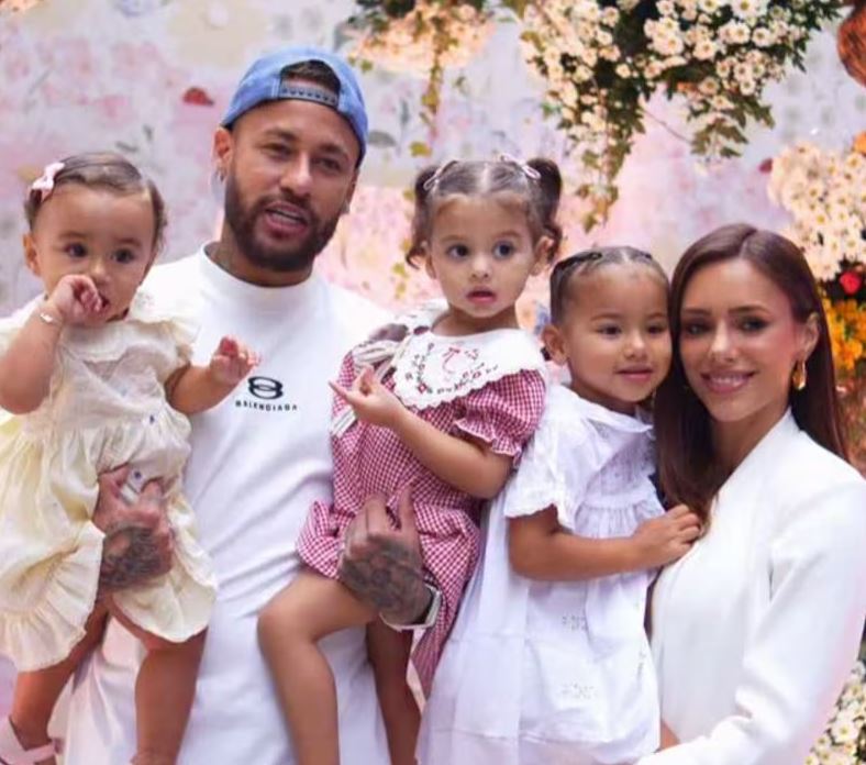 Filhas de Neymar encantam nas redes com semelhança ao pai