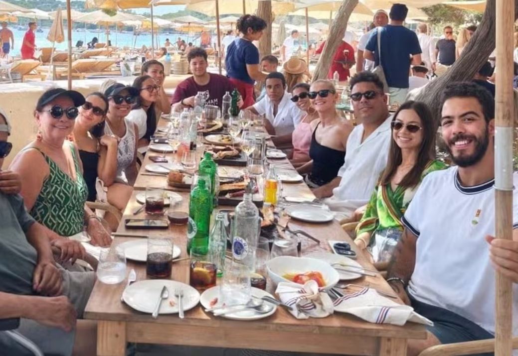 Ronaldo compartilha momento raro com os filhos durante férias em Ibiza