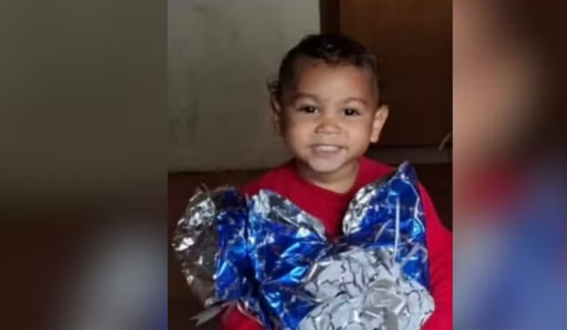 Menino de 3 anos morre após agressão do pai por não responder cumprimento