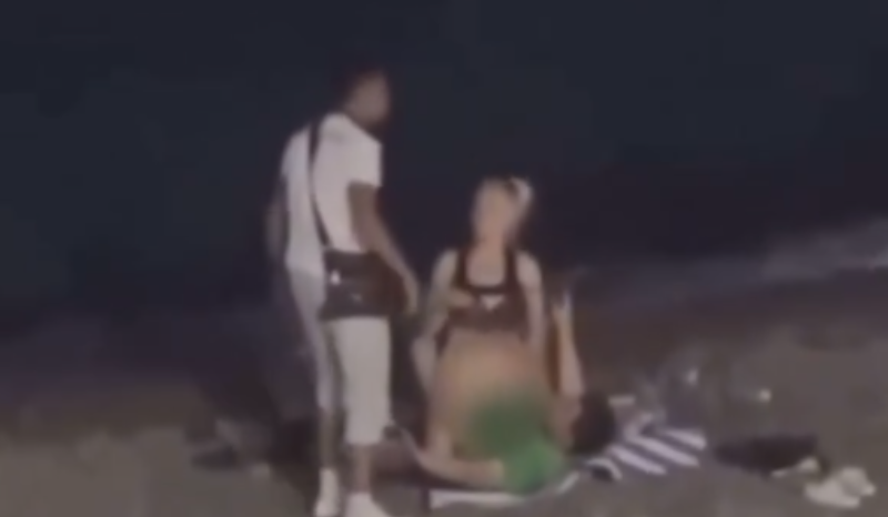 Casal é agredido após ser flagrado em momento íntimo em praia, diz vídeo
