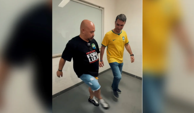 Flávio Bolsonaro dança funk com influenciador Pulga Chora Boy