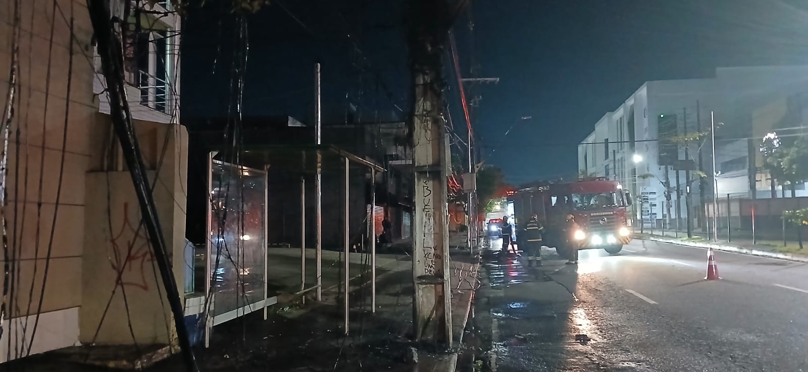 Incêndio atinge postes e fiação na avenida Djalma Batista em Manaus