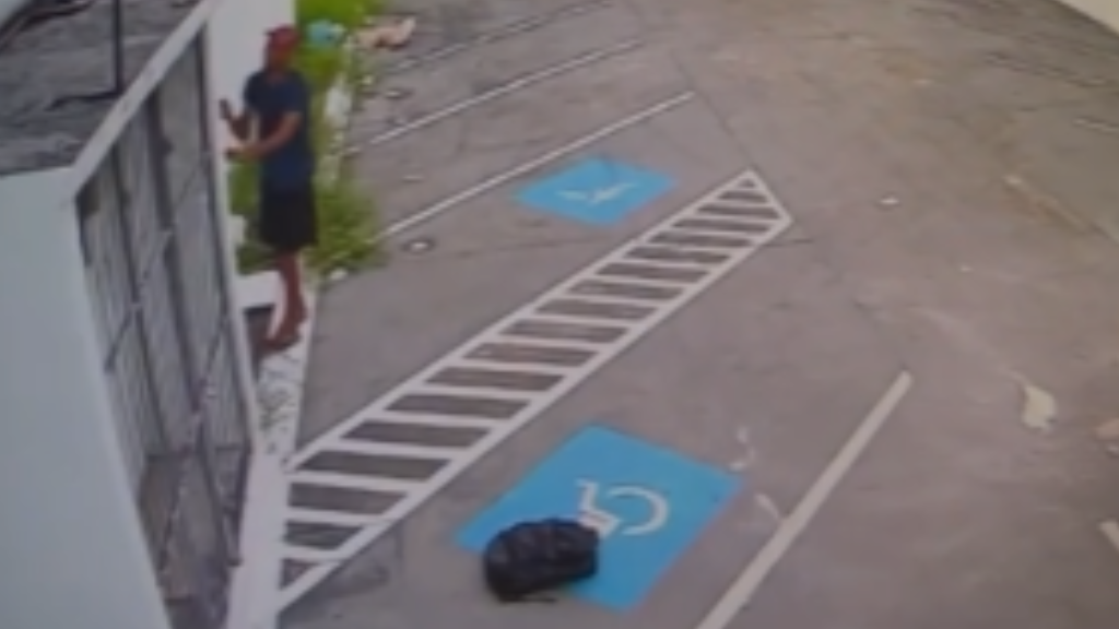 Câmeras capturam furto de fiação em loja de bolsas em Manaus