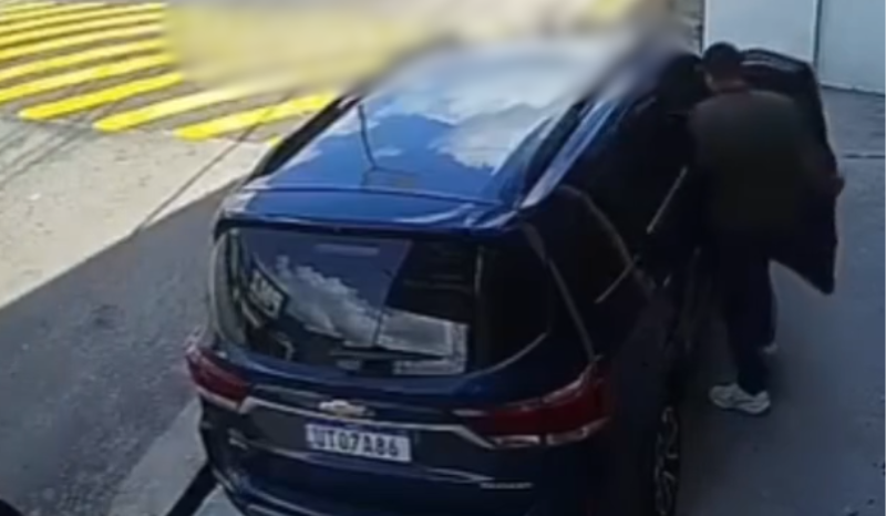 Dono de carro flagra suspeito durante furto em Manaus