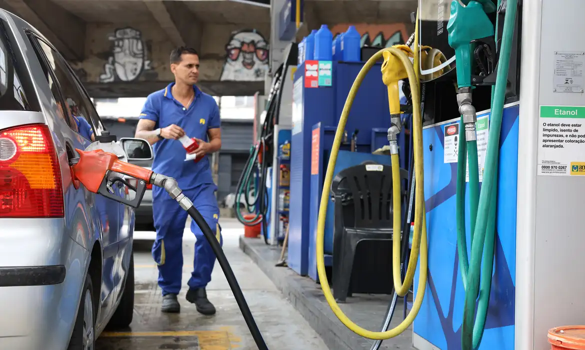 Gasolina com impostos federais zerados por 30 dias; saiba mais sobre a medida