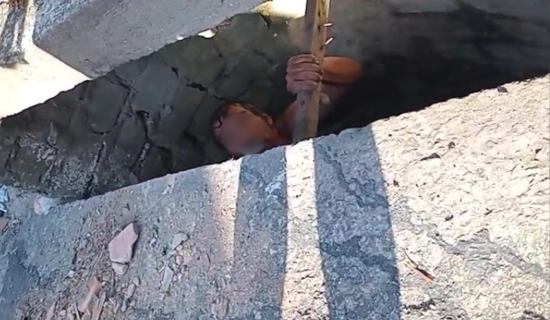 Homem entra em tubulação de esgoto e reaparece em outra saída em Manaus
