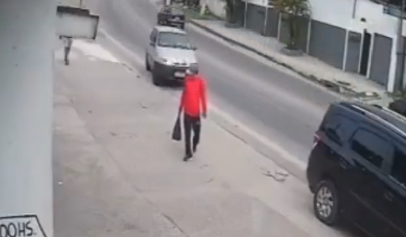Pedestre escapa de atropelamento por carro desgovernado em Guaratiba