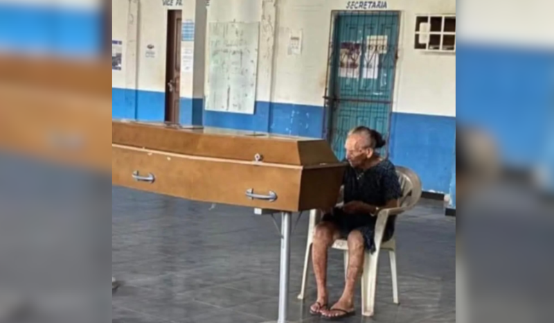 Idosa de 100 anos ao lado do filho falecido emociona internautas