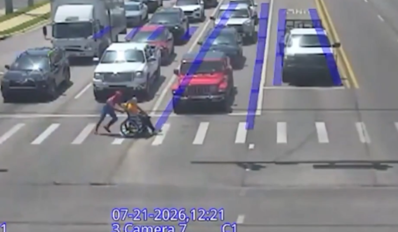 Homem-Aranha ajuda idosa a atravessar rua movimentada nos EUA